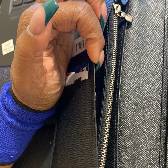 LV Preloved Black EPI Wallet 53775 - Picture 8 of 9